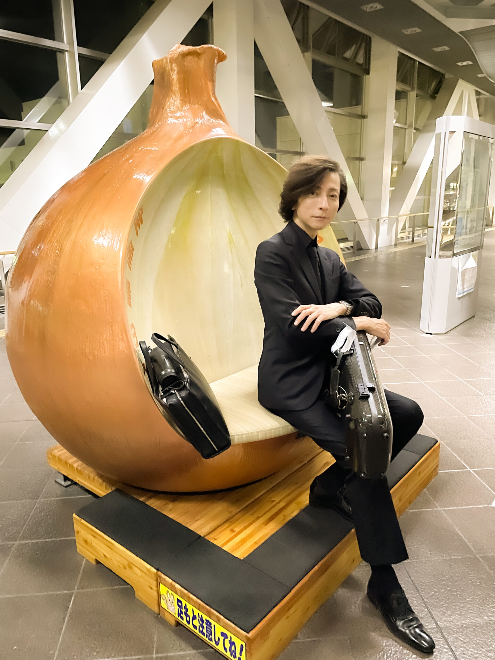 タマネギ椅子 – 音旅演出家Ⓡ・ヴァイオリニスト 大迫淳英