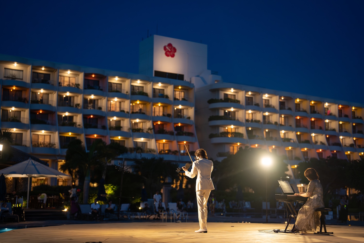 宮古島 東急ホテル＆リゾーツの夜、屋外ステージでヴァイオリンを演奏する大迫淳英とピアニスト